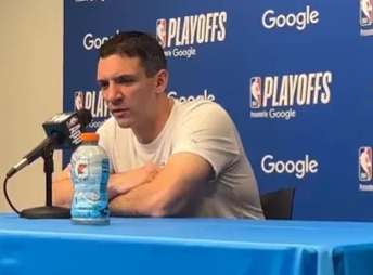 NBA季后赛，雷霆125-107战胜湖人。
赛后，主帅戴格诺特接受了采访，谈到亚