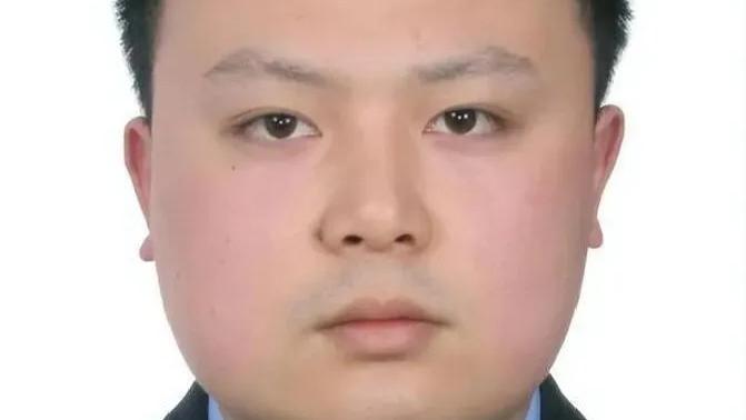 80后直辖市下辖区公安局副局长，主动投案自首