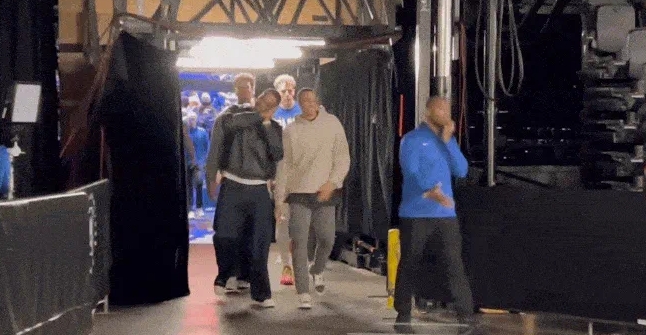 一输球，区里是真不把AD当人呀
对于现在的独行侠而言爵士不是弱队，今天如果不发生