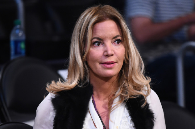 外网锐评：巴斯家族掌控湖人的时代终于要结束了。过去他们做了不少糟糕的决定，比如签