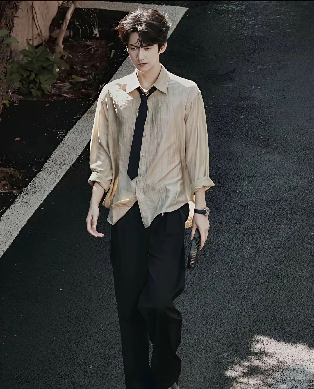 这颜值，
谁看了不迷糊？
怪不得年上姐姐都喜欢年下弟弟，
这周柯宇，跟哪个姐姐在