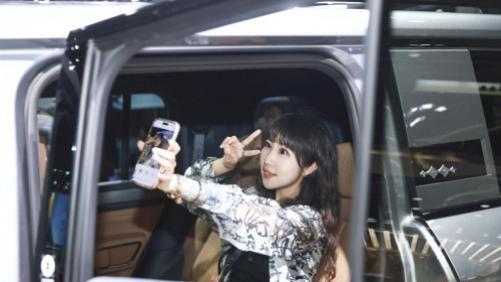 北京车展顶流实锤！比亚迪E3馆炸场，明星老外齐打卡