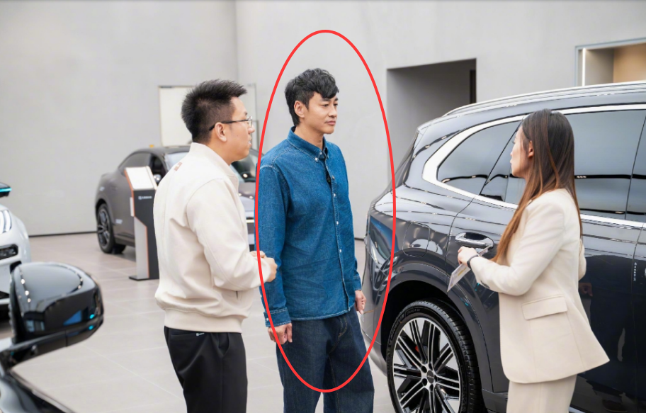 何润东再添新商务，一个细节说明他能长红。何润东担任极氪8X交付官，线下活动他打扮