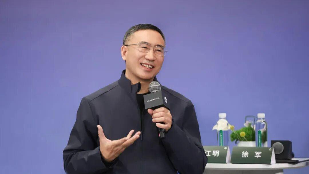 新势力销冠年会“拉胯”，85亿大佬直面组织短板