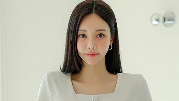 红妆少女身飞旋，青丝飘逸随风散，翩翩好似双飞燕，驾驭彩霞飞上天