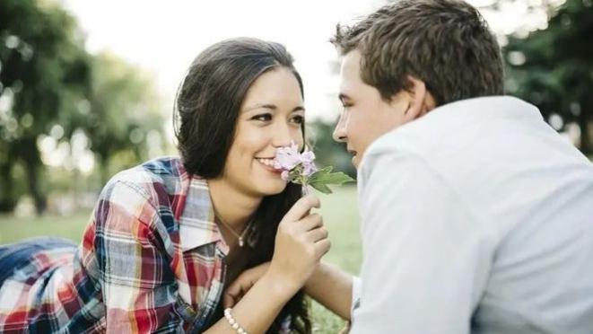 男女之间的“暧昧”，往往是从这4个“互动”开始的，别傻傻不懂