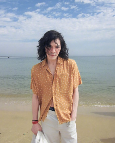 感觉这一组写真看上去还挺松弛的，尤其是这次的妆容造型