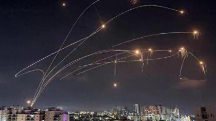 炸麻了！伊朗600发导弹，2600架无人机如暴雨，美以基地浓烟滚滚