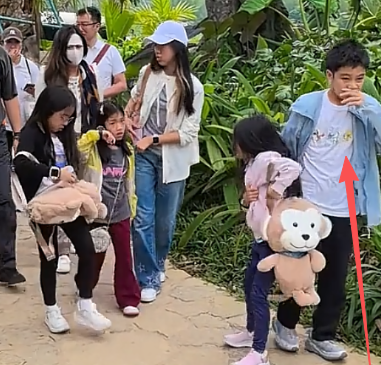 郭晶晶全家出门旅游
儿子长得像爸爸，两个女儿披着长发，走在后面的霍启刚有些缩手缩