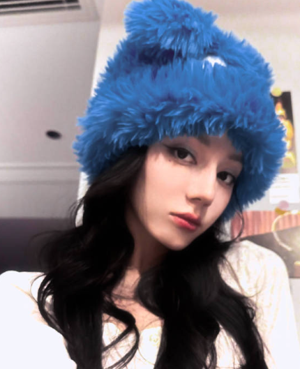 风拂一瓣花，月落一池中，你入我眼眸