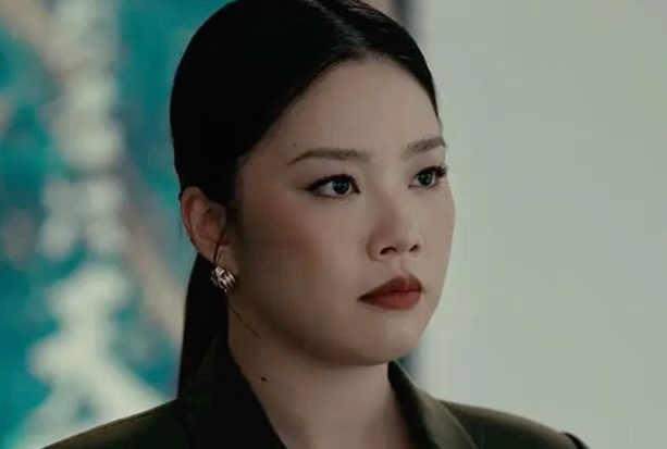 王菊在《爱情没有神话》中的表现堪称惊艳‌
她饰演的赵兰心一角成为全剧最大亮点，甚
