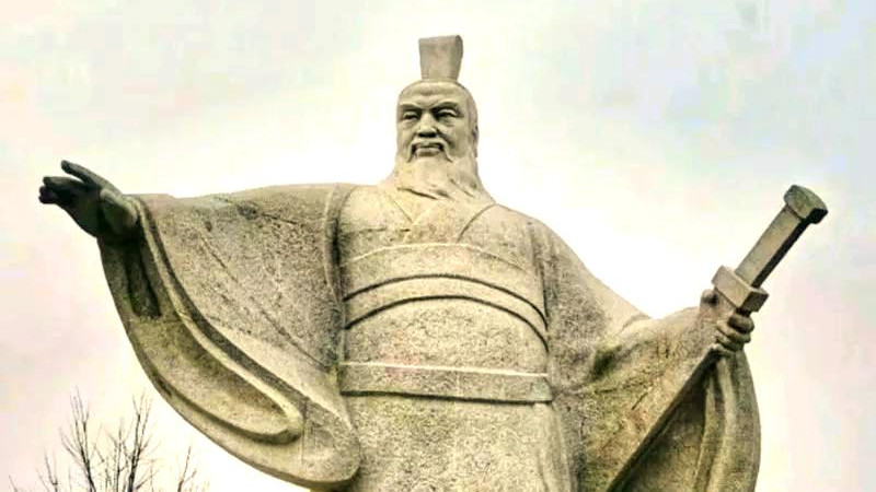 曹操起兵之初内外交困，其紧靠袁绍并重点打击袁术从而摆脱困境