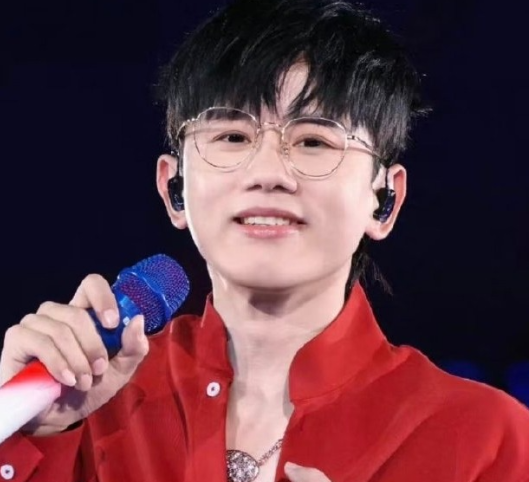 歌手张杰被八卦媒体拍到了波后首次公开现身的画面

他与朋友一同漫步街头，全程神情