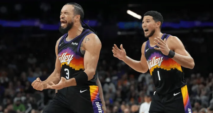 NBA附加赛，太阳对阵勇士的比赛正在进行中。
第二节比赛结束，太阳50-45领先