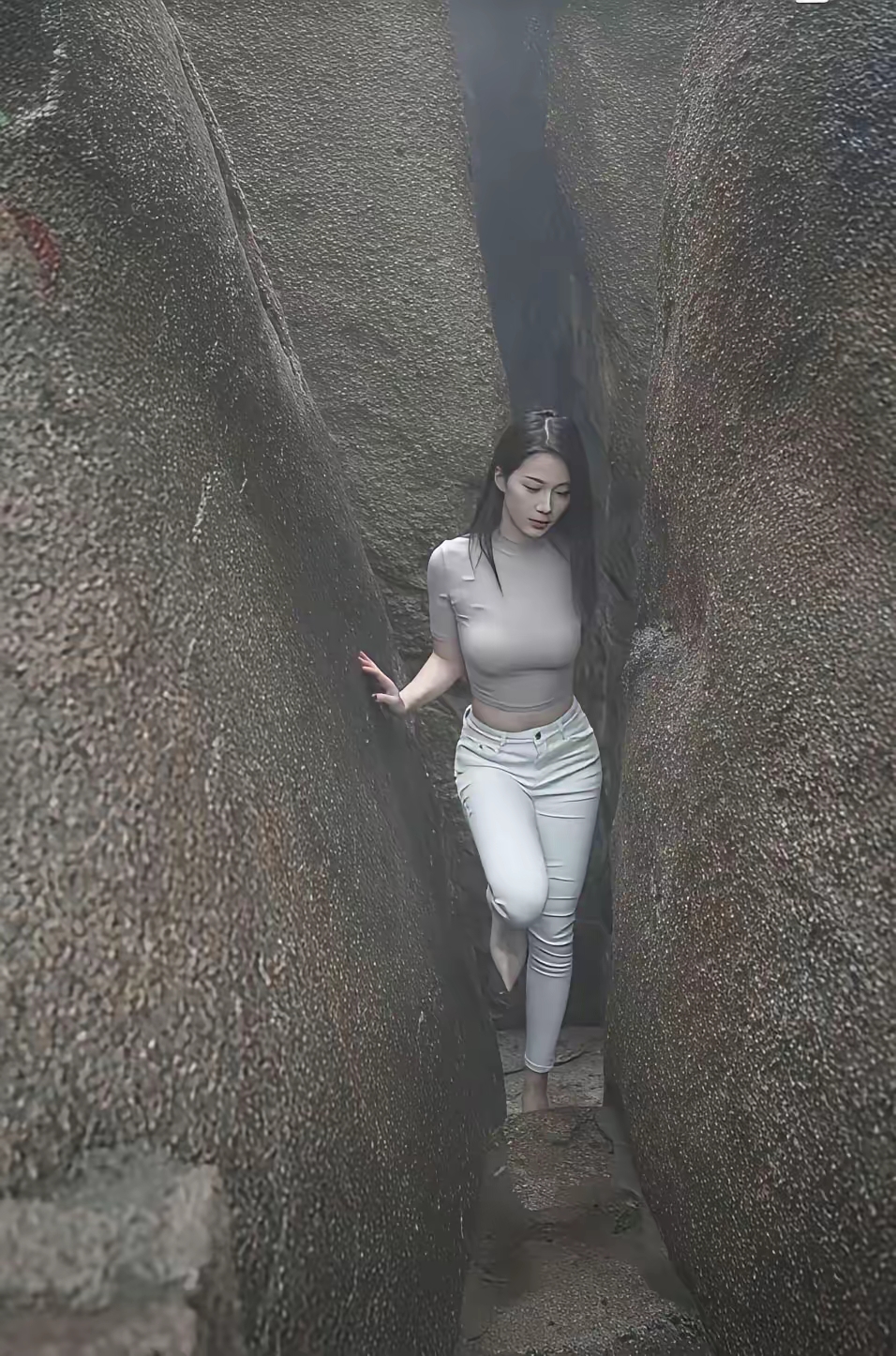 不懂就问，她在石头洞里面干嘛啊？