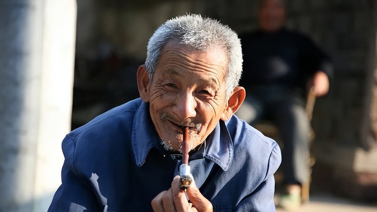 65岁以上的老人，别让洗澡变成“危机四伏”，牢记不做3件事