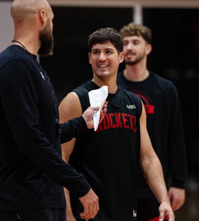 火箭队的谢泼德近来表现不错，尤其是前一场比赛，在第二阵容当中，他砍下了18分帮助