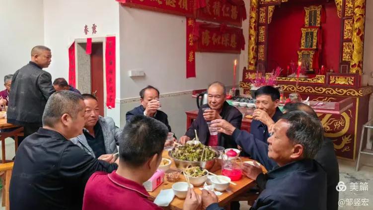 缅怀先祖恩德深，祈福家族万代兴