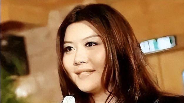 向华强丁佩之女现年48岁，低调未婚生活似隐形人