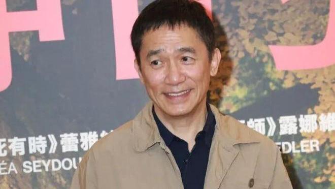 梁朝伟放下“社恐”大方比心