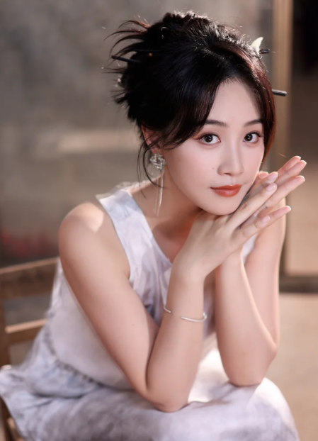 蓝盈莹的平板支撑不像是摆拍
最近有网友爆料，双手交替带节奏的平板支撑，是将摄像头