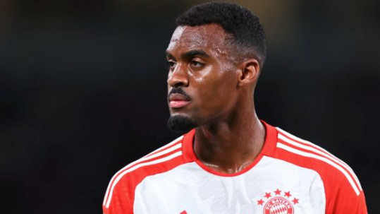 格拉文贝赫是一名备受瞩目的中场球员，他在拜仁