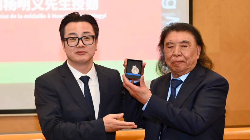 画家杨明义授勋仪式在苏州举行