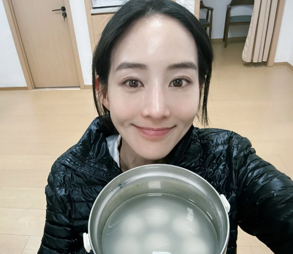 张钧甯晒照片，她配文道：“甜黨湯圓派！
一年一度鹹甜大戰，劇組人只能拥有黑芝麻哈