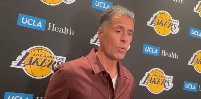 NBA常规赛，湖人对阵勇士的比赛正在进行中。
赛前，湖人总经理罗勃-佩林卡接受采