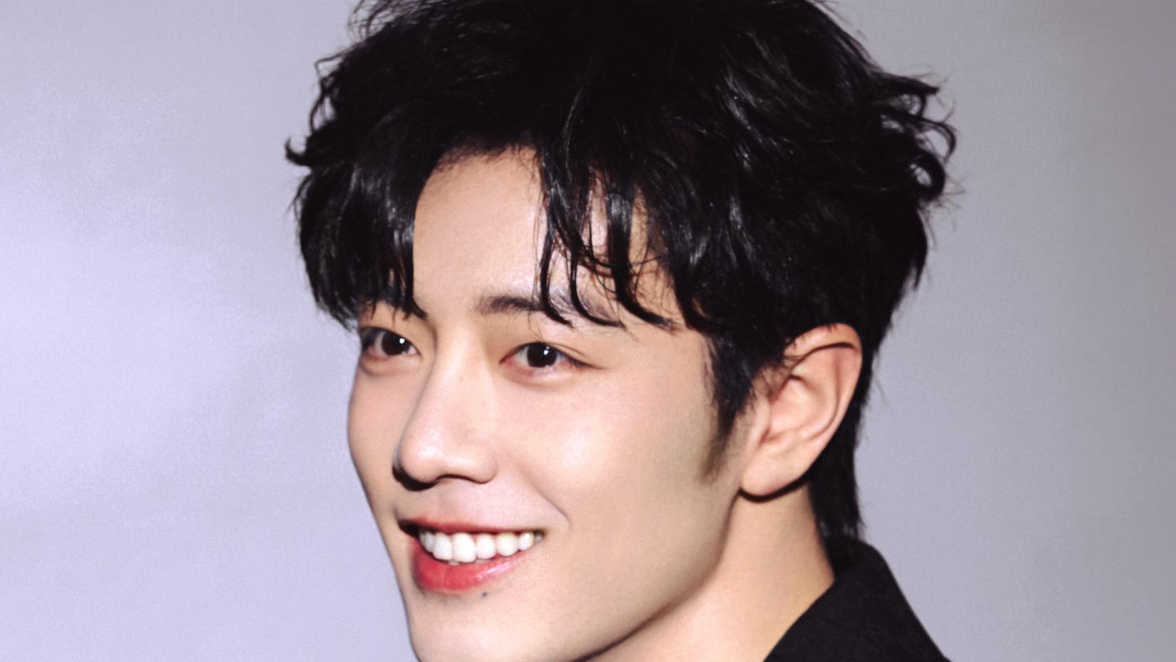 一颗痣的美学风暴：当肖战的“小狐狸印记”撞上米兰街头