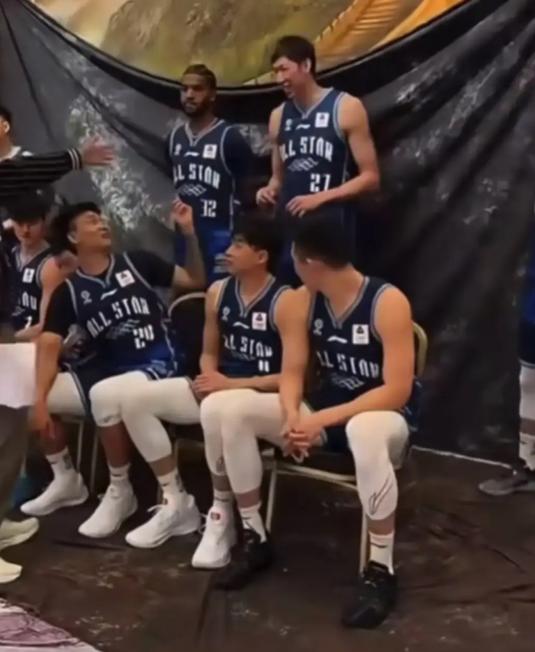 不得不佩服，CBA球员的格局真的太大了？全明星周末拍摄全家福，北京男篮的周琦和赵