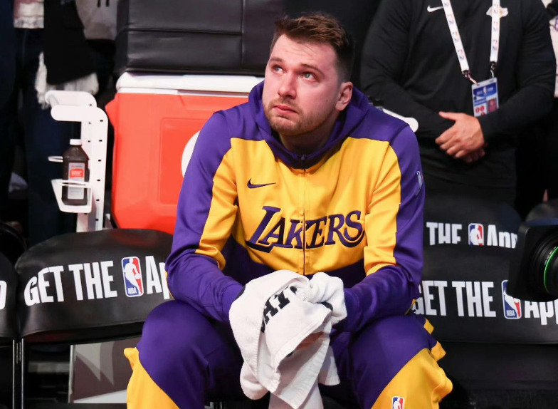 说实话，其实没东契奇不一定是坏事，反正上来也是大漏勺，一人拿球4人看，次轮有他和