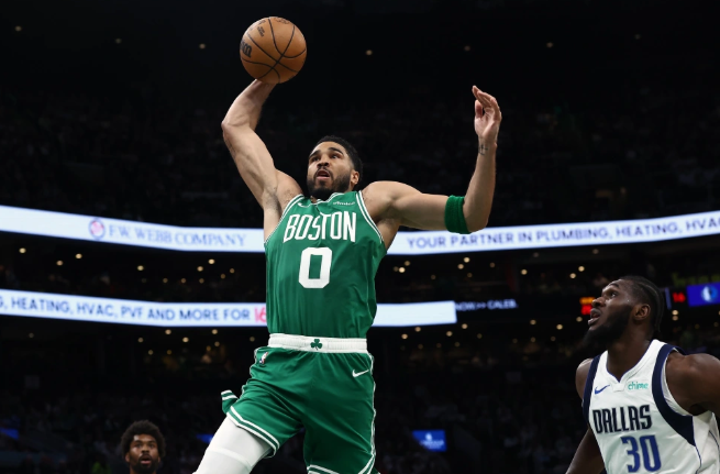 不得不说，塔图姆现在越来越科比了
享受着球队最多的资源，却打着最低的命中率 三分