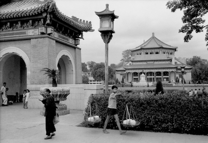 1956年，广州中山纪念堂里，挑着担子的小孩。