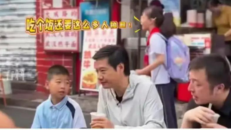 小学生一句“吃个早饭还要这么多人拍”戳破的真相：雷军同款套餐，到底在消费谁？