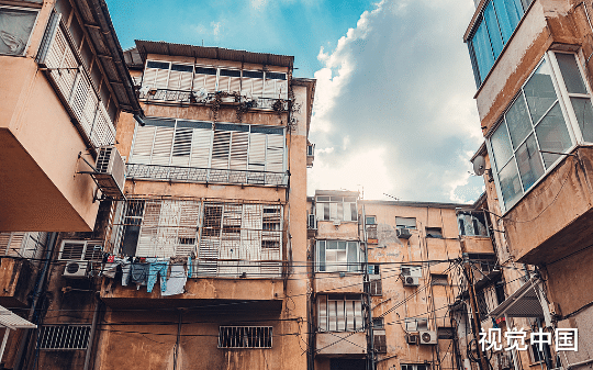 男人坚持租房26年不买房，收入全存银行，他以为自己存款百万，看到清单瞬间瘫倒