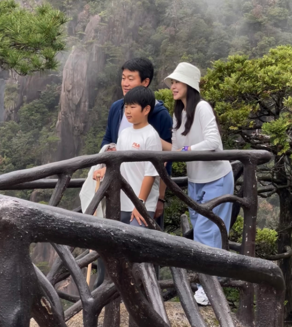 佟大为和老婆关悦带9岁儿子现身江西省三清山风景区游玩
47岁关悦还是那么漂亮，虽