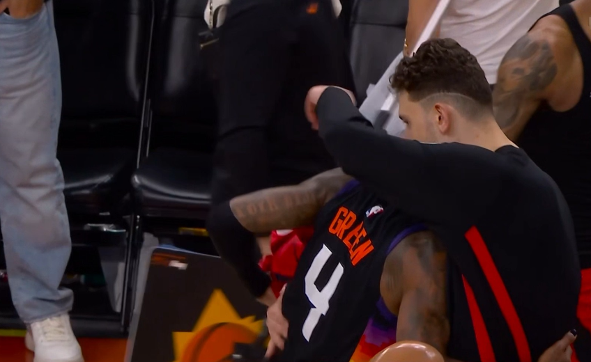 在今天火箭客场以119：105击败太阳的赛后，发生了特别感人的一幕。在比赛结束以