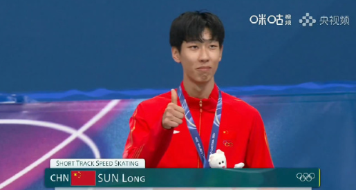 在意大利米兰举行的米兰-科尔蒂纳冬奥会短道速滑男子1000米A组决赛中，荷兰选手