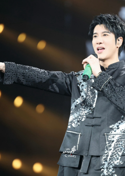 对王力宏的歌难唱有了具像化了，张卓尔在练习《天地龙鳞》 时老师一直说声音不够铿锵