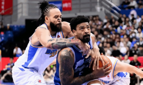 麦基14分5失误5犯规，北京男篮客场险胜青岛。CBA常规赛，北京男篮客场挑战青岛