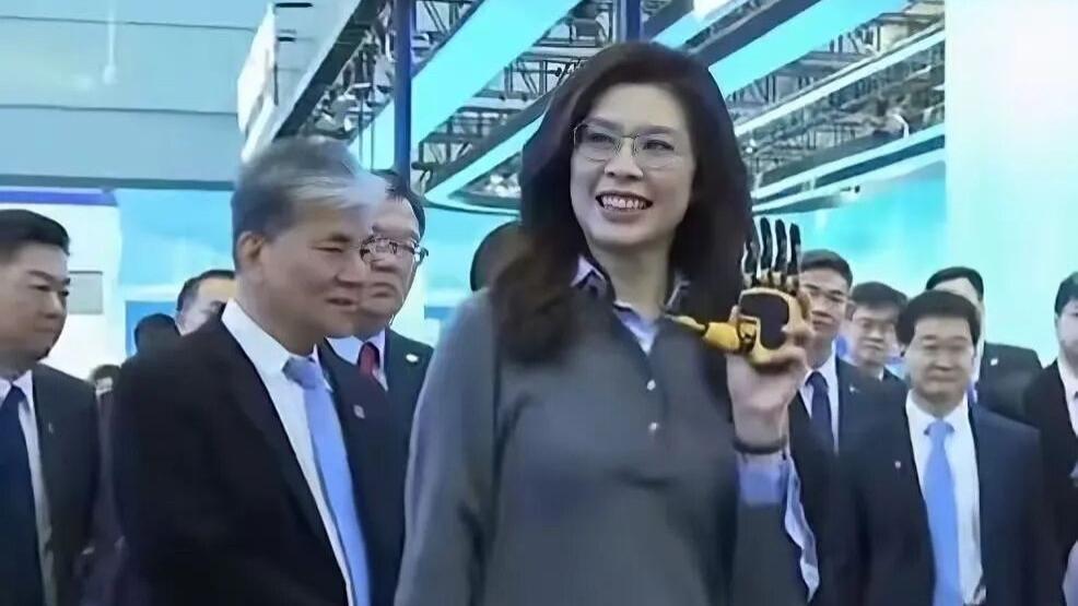 聚焦人工智能前沿 郑丽文爱不释“手”