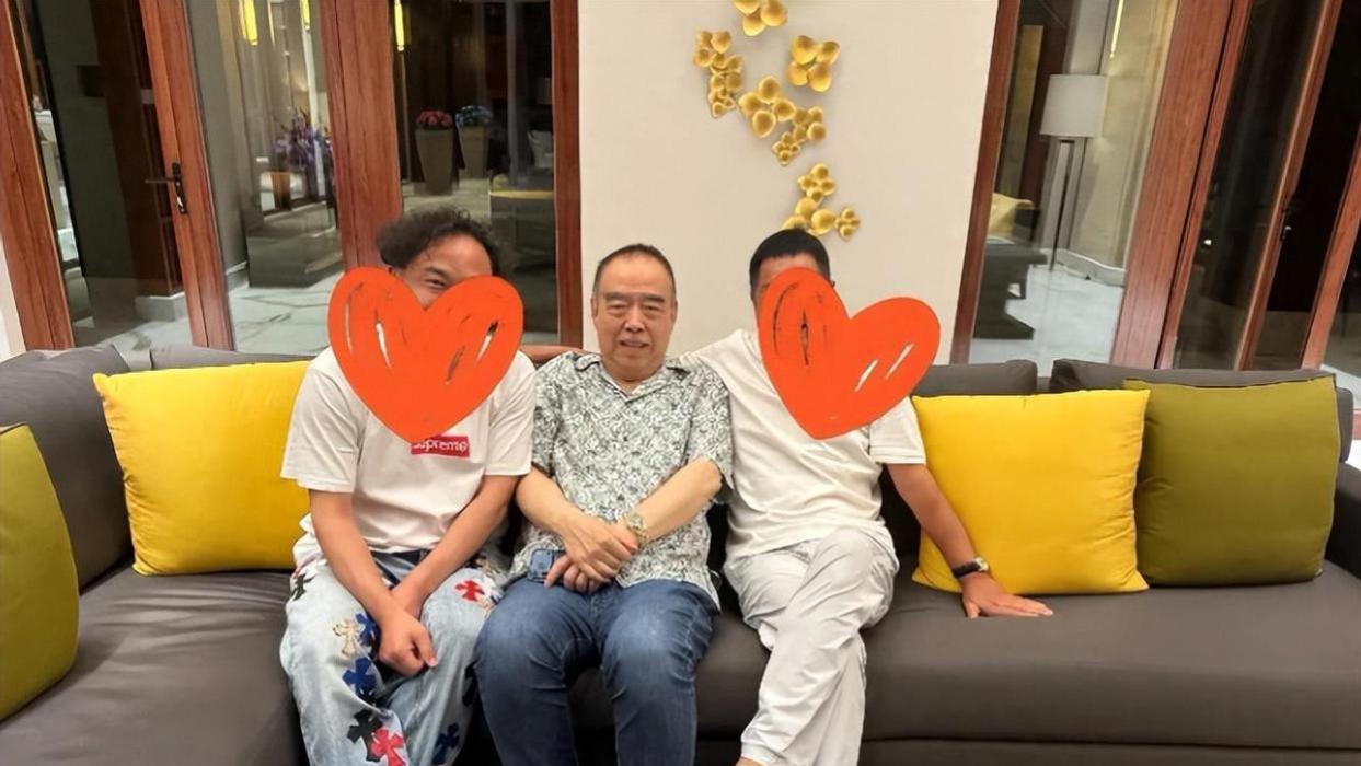 74岁陈凯歌马年三亚过年：豪宅团聚，穿搭低调却显贵，人生赢家莫过于此