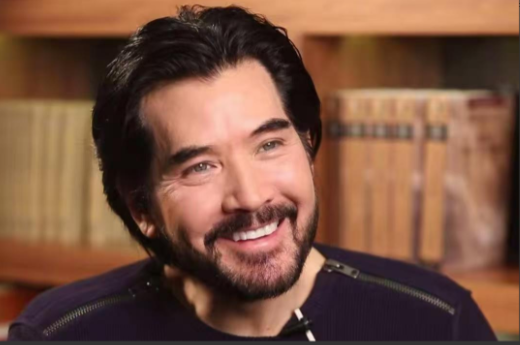 2025年，记者问64岁的费翔：“你帅气又有钱，为什么一直都不结婚？”费翔一脸苦