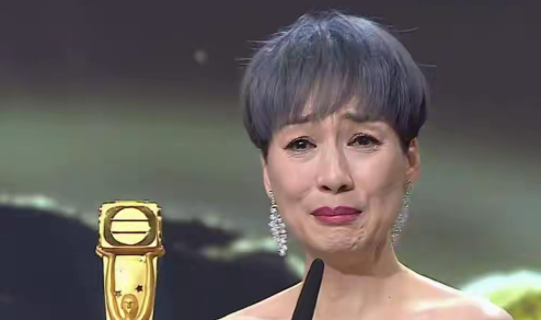 江美仪恰恰相反
哪怕拿了港圈女演员的最高荣誉，她也从来没把“视后”这个标签焊在自