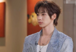 被颜安这段即兴表演笑拥了！当队友试图用“模仿鱼”来提示《大鱼》时，他居然真的理解