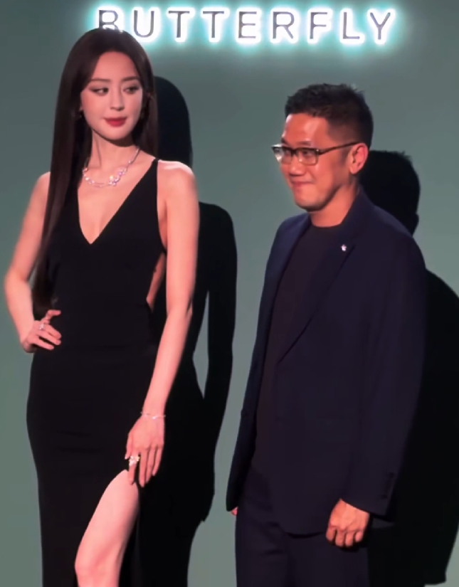 品牌方高层为了衬托古力娜扎的美真的很拼，直接平底布鞋上阵，这下好了，显得古力娜扎