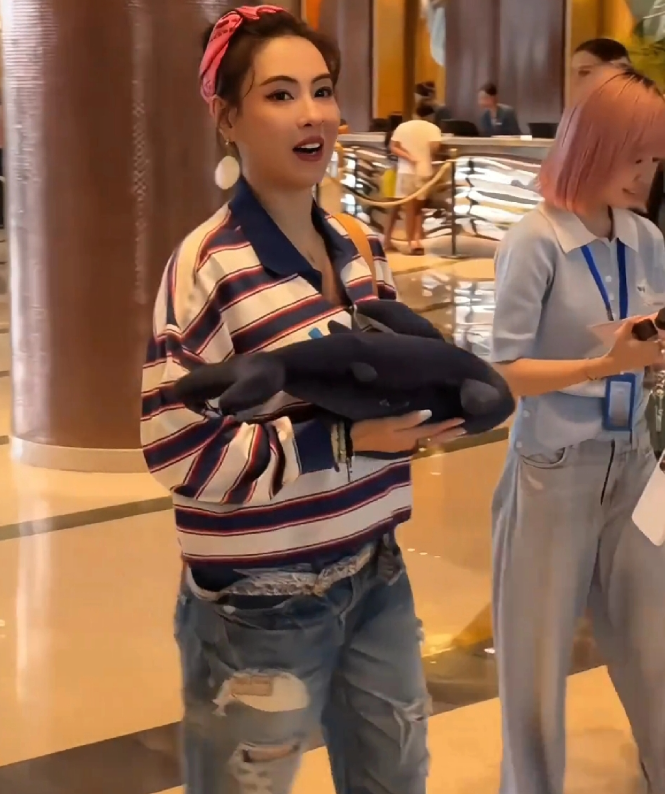 那么瘦的张柏芝居然肚子上也有那么多肉
穿了超短上衣的张柏芝一抬手，才发现姐的肚腩