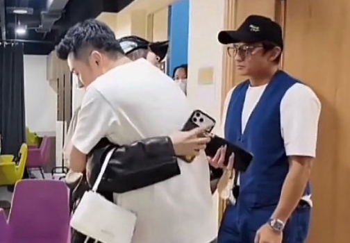 angelababy去看了陈赫的话剧，两个人还拥抱了🥹，邓超也在旁边，一整个梦