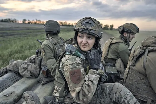 2023年5月21日，乌克兰女兵乘坐装甲运兵车在卢甘斯克地区前线行驶。